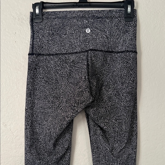 Lululemon Wunder Under High-Rise Cropped Leggings in Size 6 - Picture 7 of 15